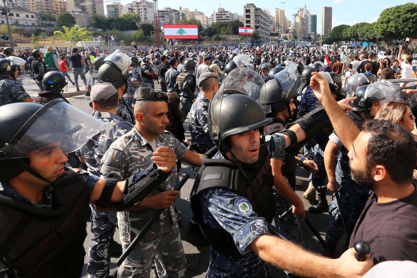 Per susirėmimus tarp demonstrantų ir saugumo pajėgų Libano sostinėje Beirute sužeisti mažiausiai 65 žmonės.<br>„Reuters“/„Scanpix“ nuotr.