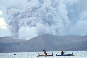 Ugnikalnio išsiveržimas negąsdina: filipiniečiai į katastrofą numoja ranka