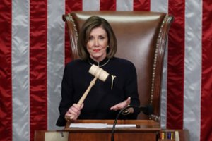 N. Pelosi pasirašė D. Trumpo apkaltos straipsnius, Atstovų Rūmai perdavė juos Senatui