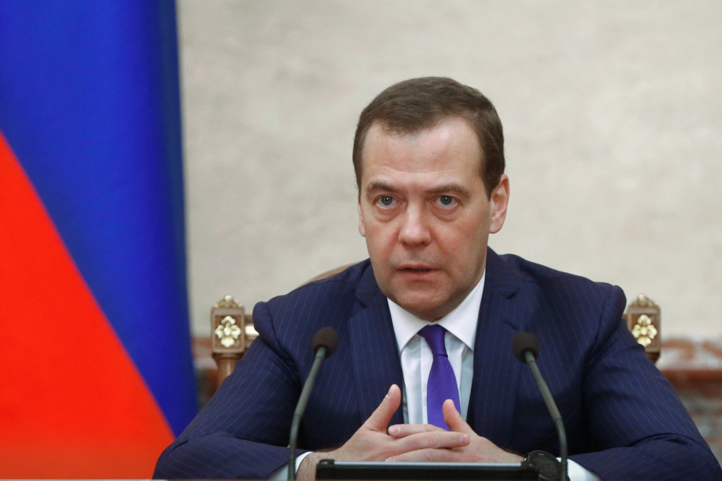 ​Iš Rusijos vyriausybės vadovo posto trečiadienį atsistatydinęs Dmitrijus Medvedevas lieka valdančiosios partijos „Vieningoji Rusija“ pirmininku, pranešė partijos generalinės tarybos sekretorius Andrejus Turčakas.<br>Reuters/Scanpix nuotr.