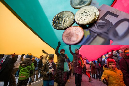 Pasaulis kapanojasi skolų liūne – Lietuvos skaičiai čia išskirtiniai