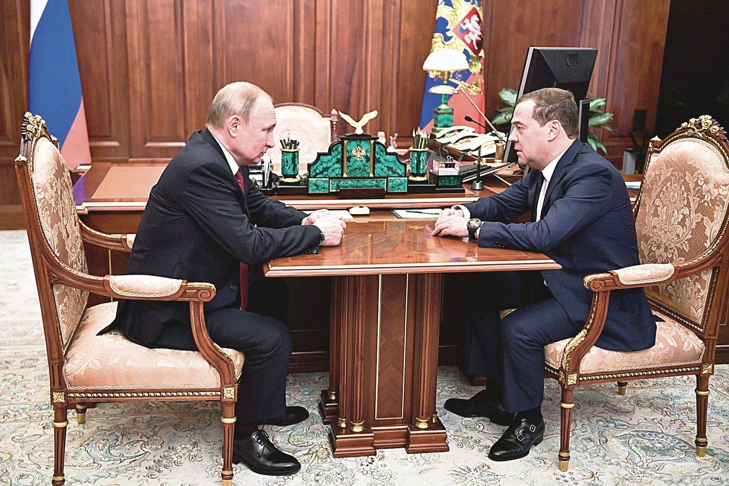 V.Putinas ir D.Medvedevas (dešinėje) susitiko iš karto po prezidento metinio pranešimo Federaliniam Susirinkimui.<br>TASS/„Scanpix“ nuotr.