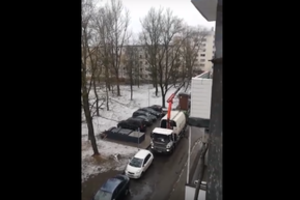 Šiukšlių rūšiavimo ypatybės: nufilmavo, ką daro su konteinerių turiniu