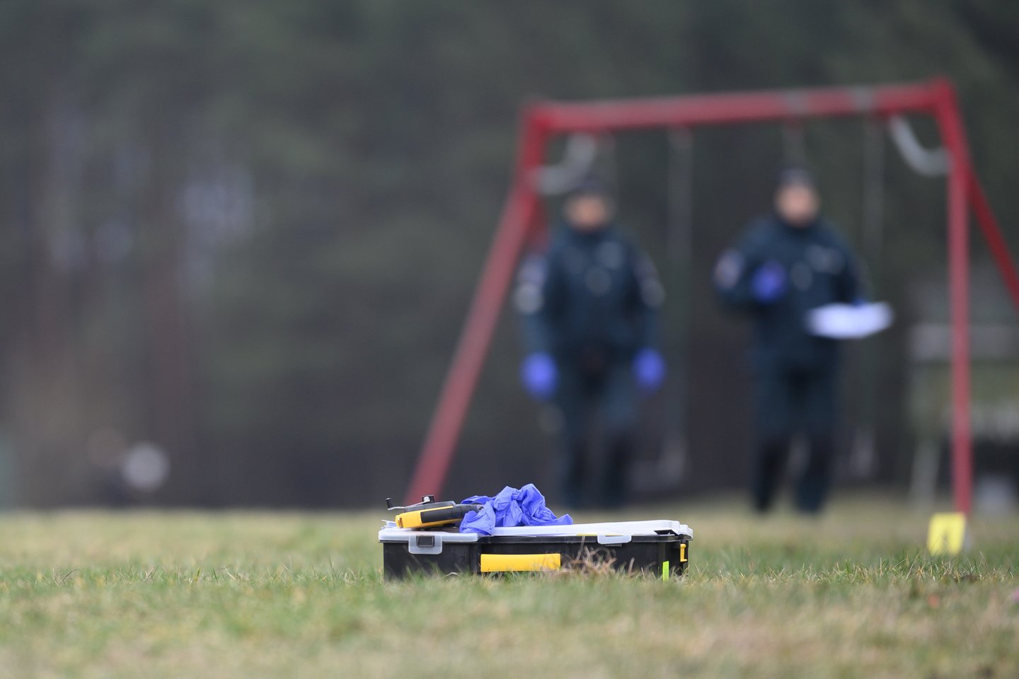 Policija ketvirtadienį nuodugniai ištyrė vietą, kurioje galimai pagrobta mergaitė.<br> V.Skaraičio nuotr.