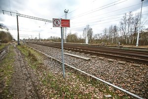 Kirsdami geležinkelio bėgius kauniečiai „sutaupo“ pusantro kilometro: gyvybėmis rizikuoja ir vaikai