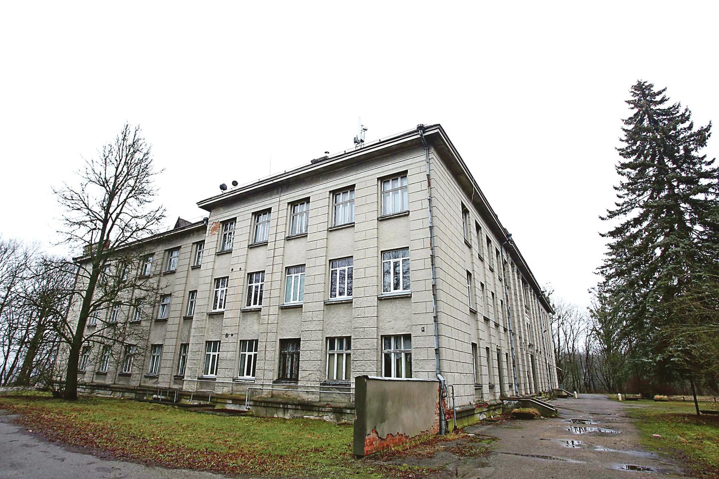 VDU pardavė trijų aukštų mūrinį bendrabutį su sovietmetį primenančiais ornamentais, kuris stovi ant Aleksoto kalno šlaito.<br>M.Patašiaus nuotr.