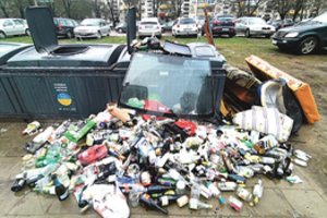 Prie konteinerių stūkso kalnai šiukšlių, nors paslaugų įkainiai padidėjo 