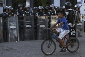 Meksika stiprina sienos su Gvatemala apsaugą, siekdama blokuoti migrantų „karavaną“