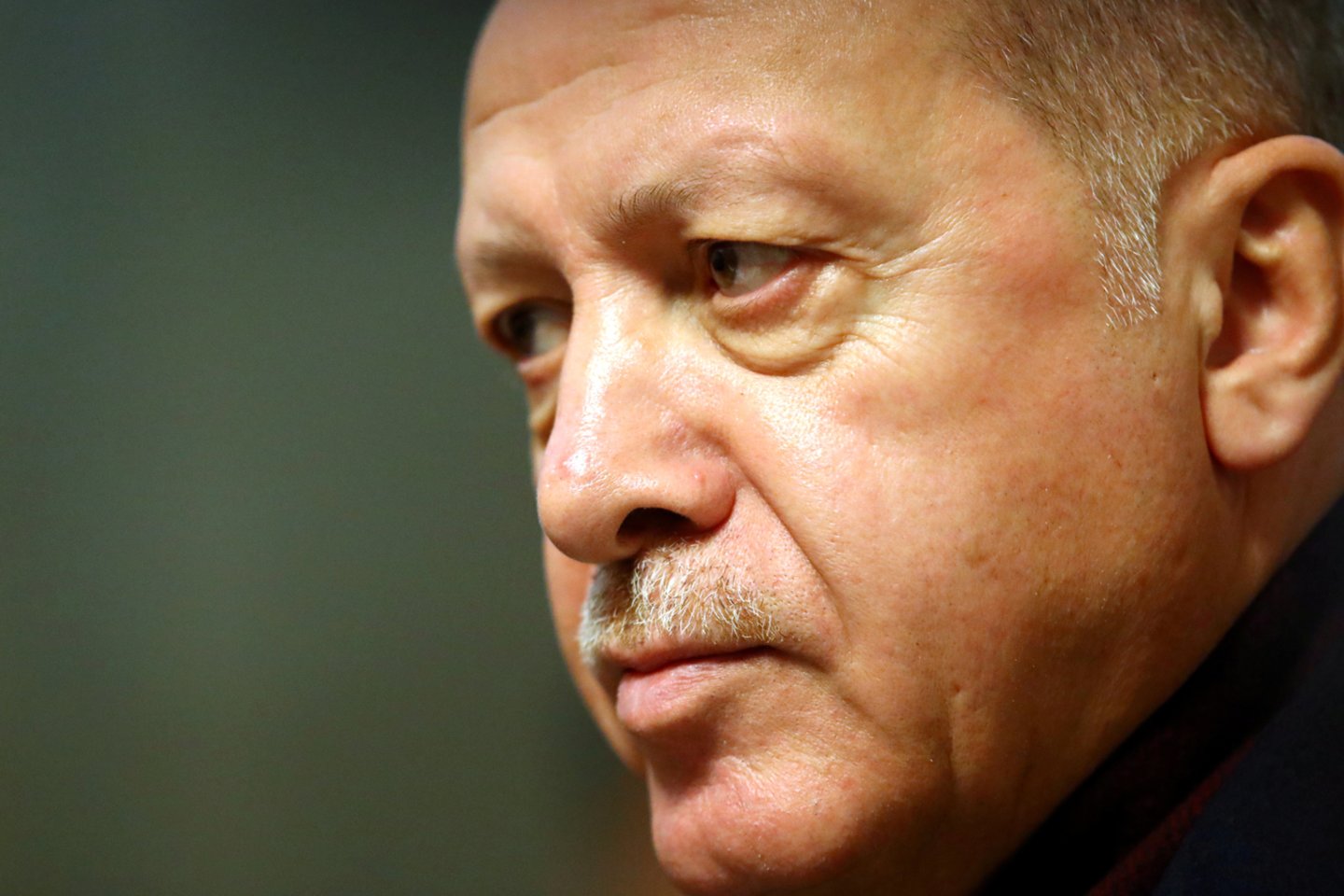 Jeigu žlugs Jungtinių Tautų pripažinta vyriausybė Tripolyje, teroristai ras derlingą dirvą Europoje, leidinyje „Politico“ šeštadienį paskelbtame straipsnyje įspėjo Turkijos prezidentas Recepas Tayyipas Erdoganas.<br>Reuters/Scanpix nuotr.