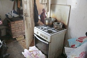 Kalvarijoje neįgalios merginos būstą nuolat besilankantys girtuokliai pavertė lindyne