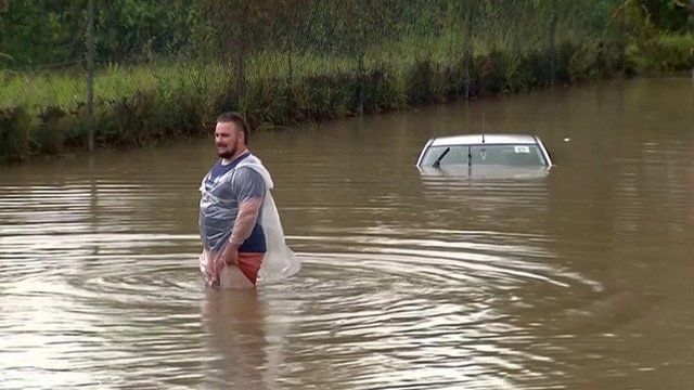 Australai mėgaujasi pagaliau iškritusiu gausiu lietumi, bet atsirado potvynių pavojus