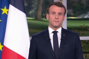 E. Macronas dėl protesto skubiai išvestas iš Paryžiaus teatro