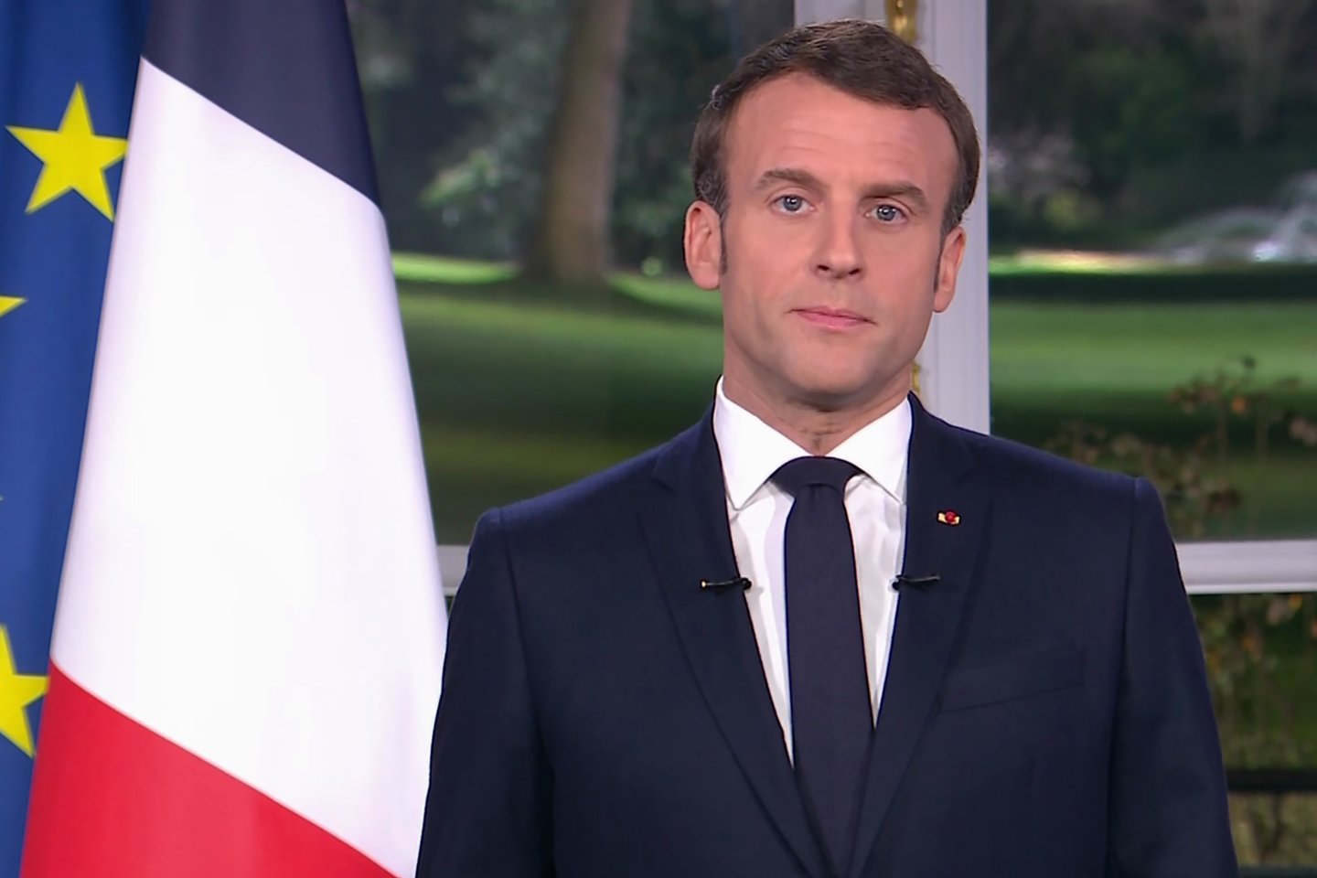 Prancūzijos prezidentui Emmanueliui Macronui ir jo sutuoktinei penktadienio vakarą teko skubiai išvykti iš vieno Paryžiaus teatrų, kai protestuotojai pamėgino įsiveržti į vidų ir nutraukti spektaklį.