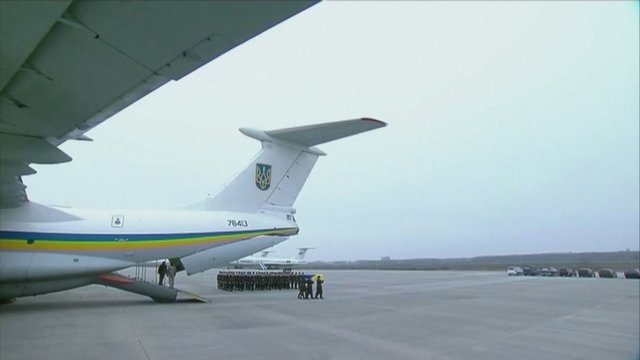 Ukrainoje – atsisveikinimas su aviakatastrofos aukomis: parskraidinti įgulos ir keleivių palaikai