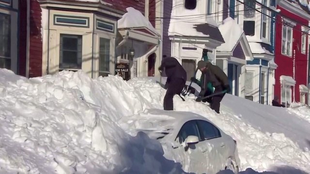 Galinga stichija viską palaidojo po sniegu: gyventojams teko atsikasti namų duris ir automobilius