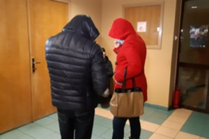 Visiškai girtą kūdikį pagimdžiusi motina stojo prieš teismą