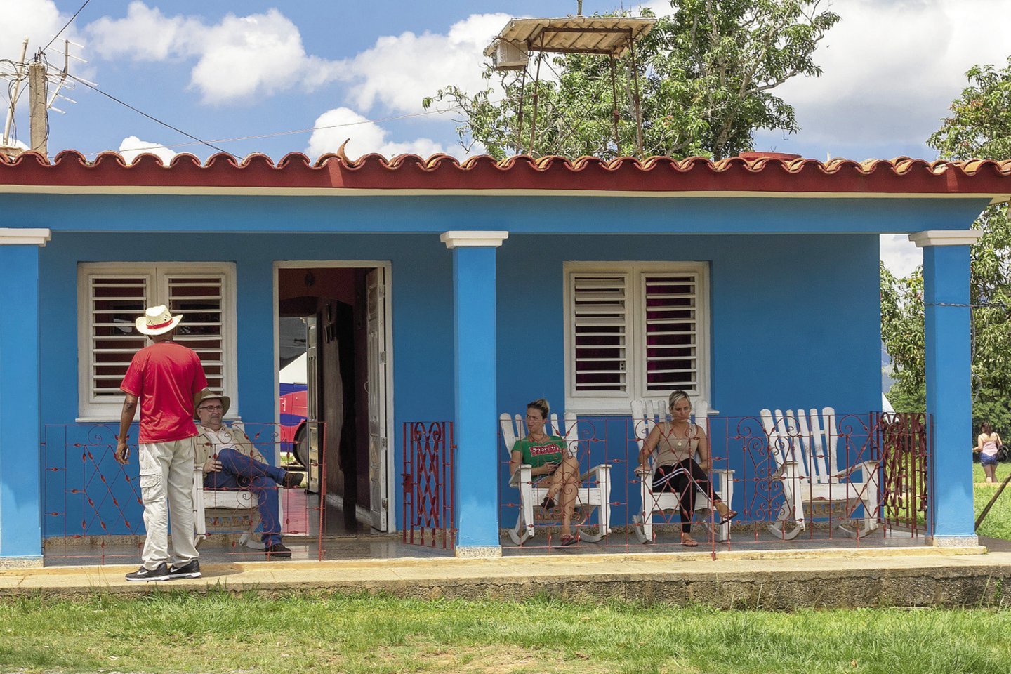 Kubiečiai mėgsta sėdėti terasose, stebėdami, kas vyksta gatvėje.<br>Asmeninio albumo nuotr.