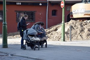 Vaiko pinigai riziką patiriančioms šeimoms: savivaldybės raginamos atsižvelgti į vaikų poreikius