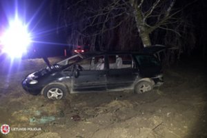 Girtas 15-metis vežiojo girtus bendraamžius – po avarijos medikų prireikė dviem paaugliams