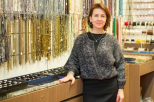 Papuošalus kurianti ir akmenimis prekiaujanti Daiva: „Kai ateina klientas, paklausiu, koks jo pamišimo lygis“