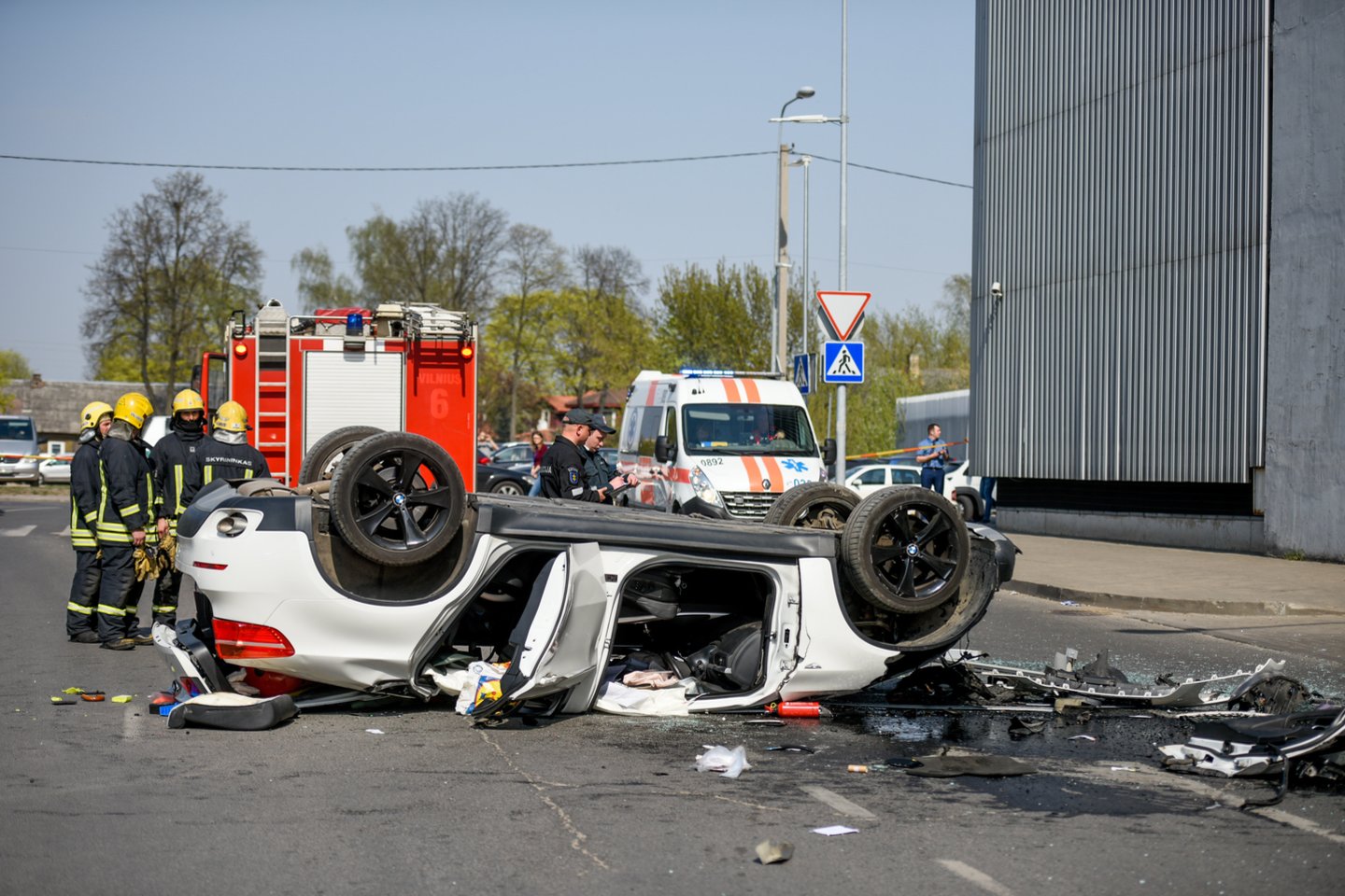 Balandį iš aikštelės 5 aukšto iškritus automobiliui, nukentėjusi vairuotoja atsidūrė reanimacijoje dėl sunkių sveikatos sužalojimų. <br>D.Umbraso nuotr.