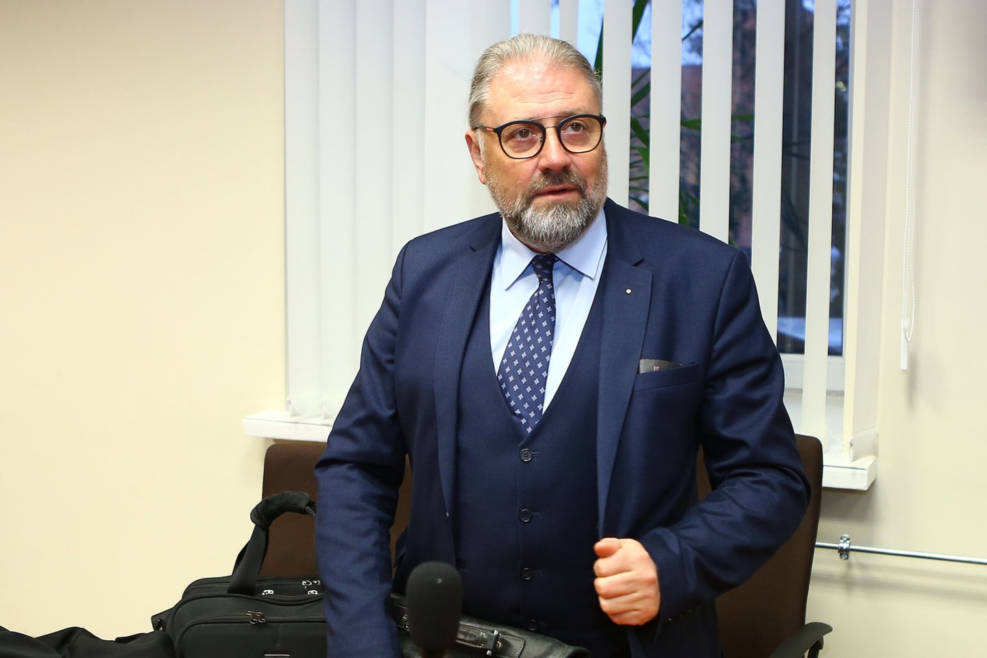  Vėl nuo pareigų nušalintas Panevėžio meras R.M.Račkauskas kaltę neigia ir tikina tapęs politinio susidorojimo auka.<br> G.Šiupario nuotr.