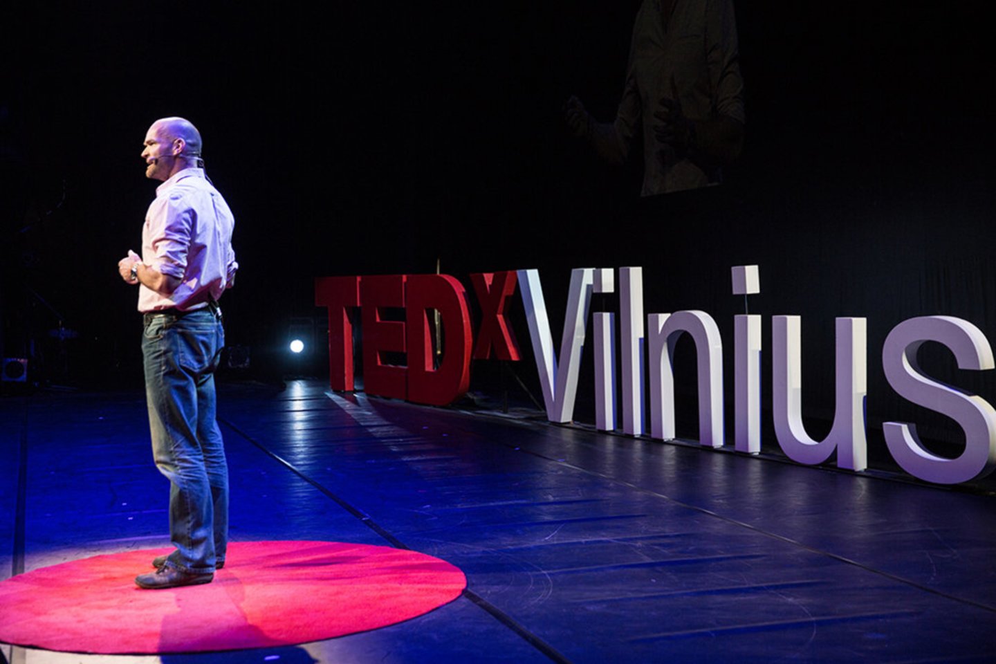  Su M.Hallsu pavyko susitikti konferencijoje „TEDxVilnius 2015“, kur jis skaitė pranešimą apie žmogaus ir gamtos santykį, jūrų biologiją ir ryklius.<br> TEDxVilnius nuotr.