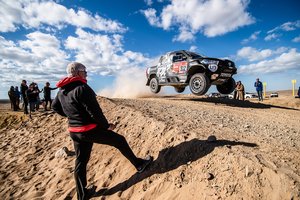 „Toyota“ savo visureigių greitį Dakare padidino neįprastu būdu