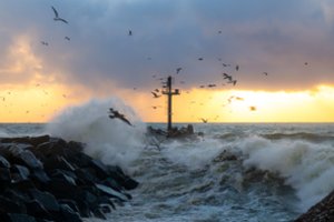 Pajūryje galingas vėjas kelia 3 metrų bangas, laivyba ribojama dalinai