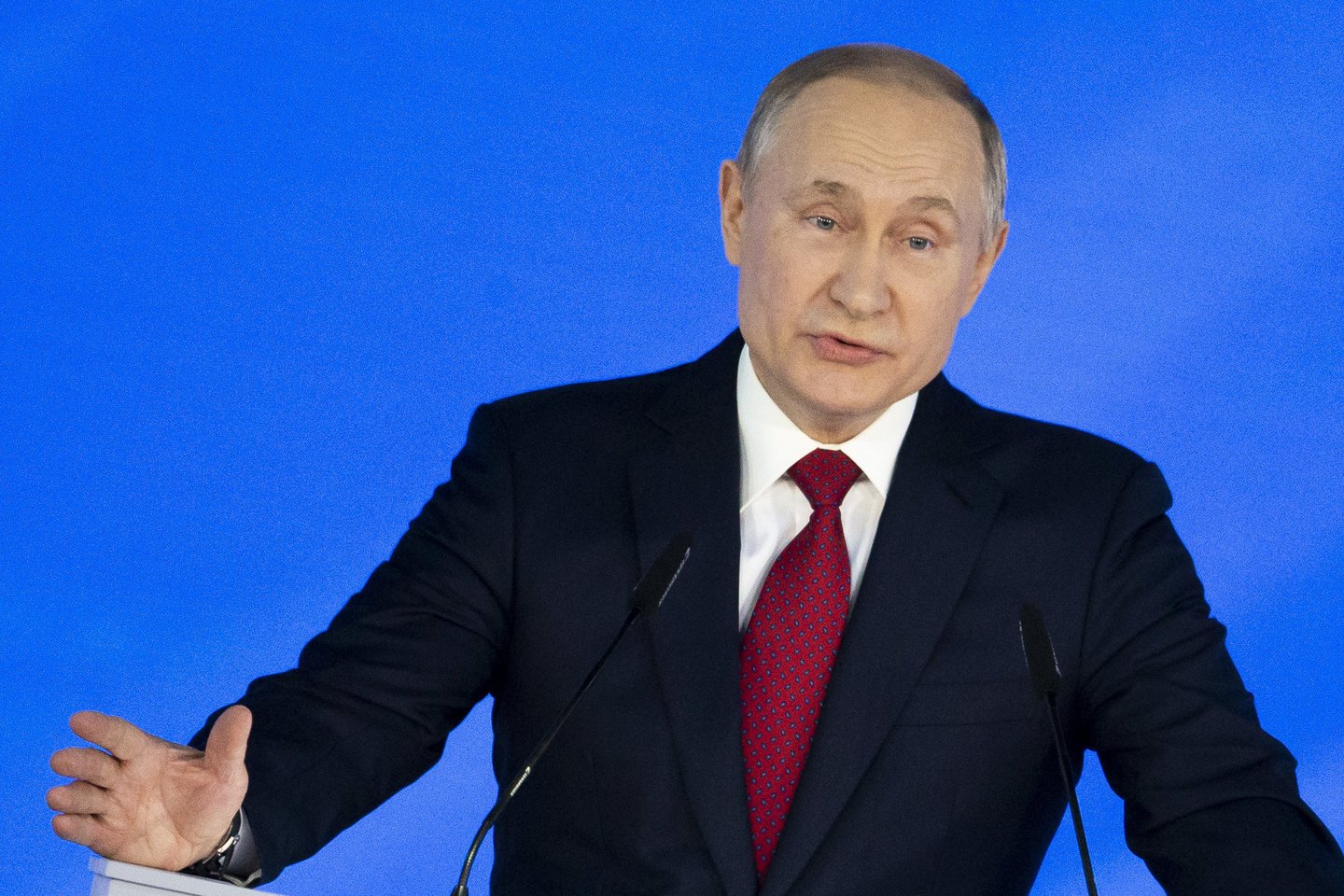  Rusijos prezidentas Vladimiras Putinas trečiadienį pareiškė, kad jo šaliai būtina stipri prezidentinė valdžia, o parlamentinė valdymo forma daugelyje šalių stringa.  <br>AP/Scanpix nuotr.