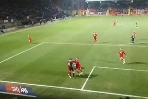 Nevaldomos muštynės Anglijoje: 17 futbolininkų santykius aiškinosi kumščiais