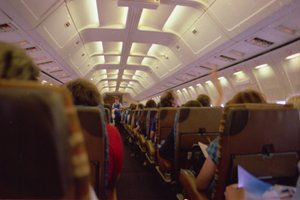 Po nepažįstamojo provokuojančio poelgio per skrydį mergina kreipėsi į policiją