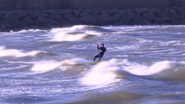 Nors pajūrį talžo vėjai, vandens sporto mėgėjai bangas gaudo net per audrą