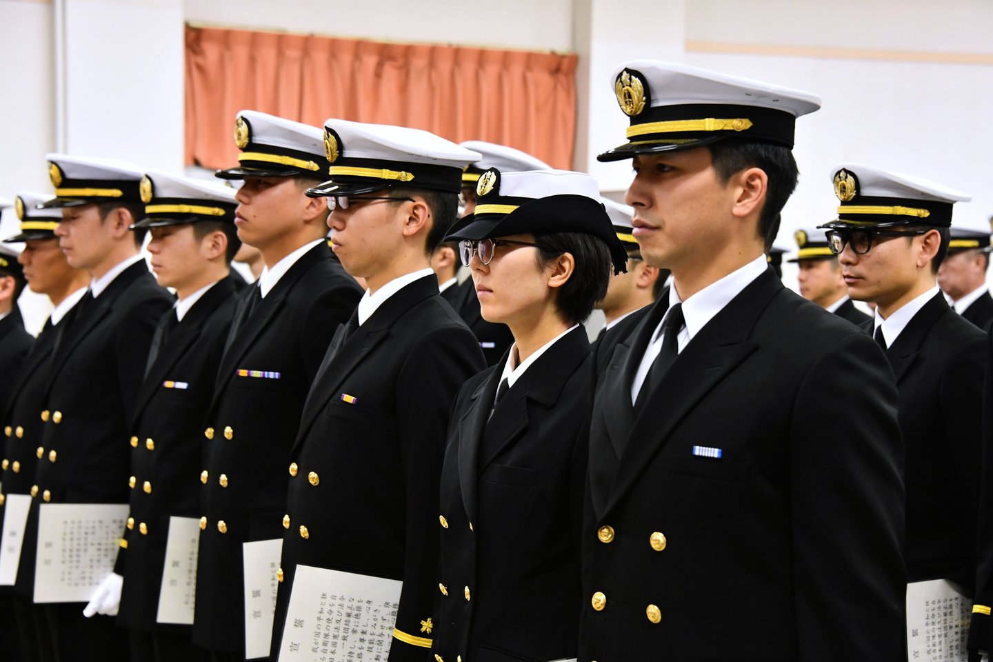 Į Japonijos nacionalinę jūrų laivyno povandeninių laivų akademiją trečiadienį buvo priimta pirma studentė, panaikinus draudimą moterims tarnauti povandeniniuose laivuose.