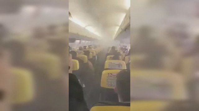 Panika ir klyksmai „Ryanair“: lėktuvo salone – netikėtai pasklidę tiršti dūmai