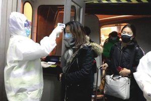 Ūmus virusas pasėjo paniką: daugėja žuvusių, žmonės masiškai tikrinami