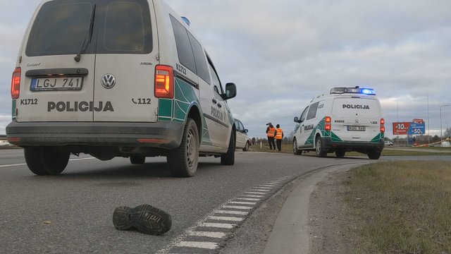 Kraupi avarija Kauno rajone – partrenktą pėsčiajį pervažiavo iš paskos važiavęs automobilis