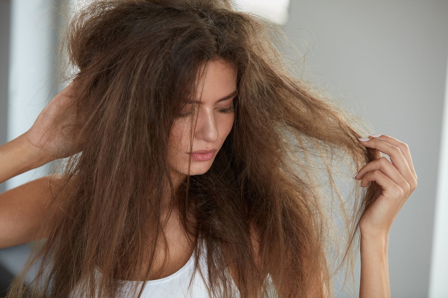 Temperatūrų kaita, kepurės, nuolatinis plaukų džiovinimas – visa tai gali išsausinti plaukus.<br>123rf nuotr.