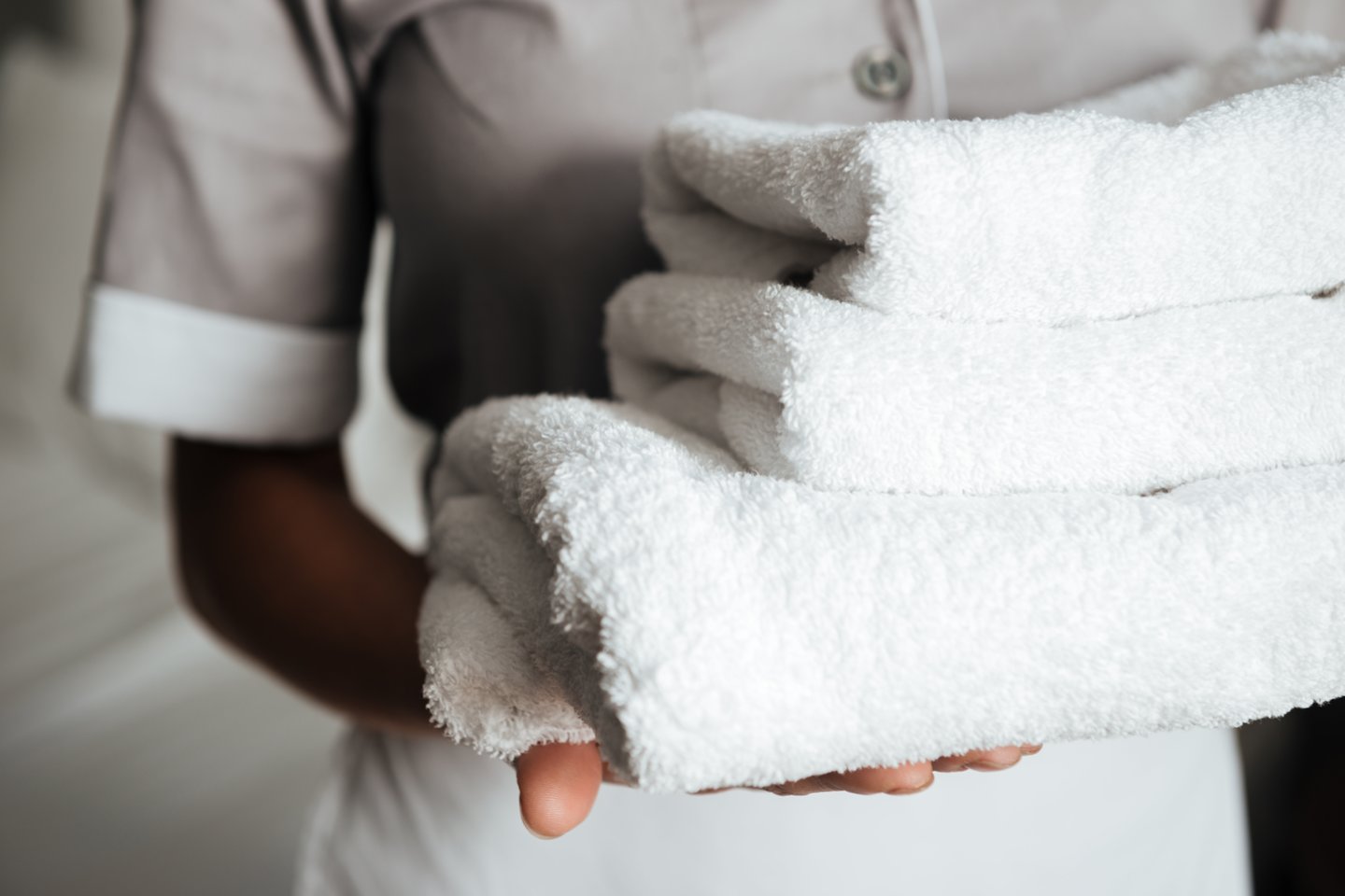 Drėgni, šilti rankšluosčiai – tai puiki aplinka mikrobams. Ir jei rankšluosčius pakartotinai naudoja skirtingi žmonės, jie niekada negaus galimybės visiškai išdžiūti, leisdami klestėti bakterijoms.<br>123rf nuotr.