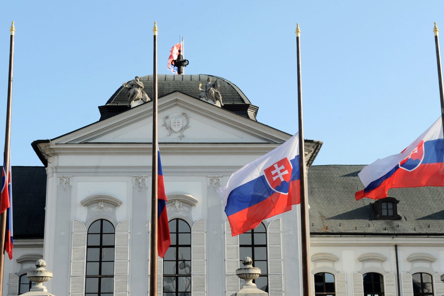  Slovakijos aplinkos ministras Laszlo Solymosas ketvirtadienį paskelbė apie savo atsistatydinimą. Šio netikėto žingsnio priežastis, anot žiniasklaidos, yra muštynės, į kurias 51-erių neblaivus politikas įsitraukė išvakarėse.  <br> AFP/Scanpix nuotr.
