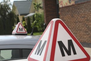 Štai ką reikia žinoti mokant vairuoti šeimos narį – vien pamokų neužteks