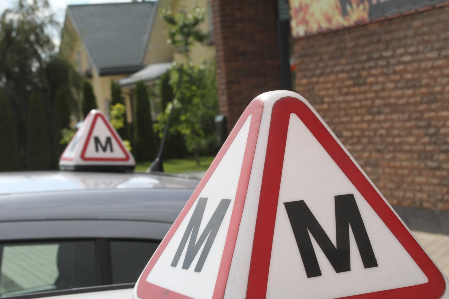 Kai vairuoti moko šeimos nariai, šviečiančio ženklo su „M“ raide ant stogo, kurie būtini vairavimo mokyklose, nereikia.<br> M.Patašiaus nuotr. 
