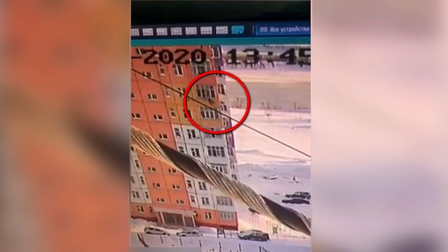 Pribloškiantys vaizdai iš Rusijos: iš 27 metrų aukščio kritusi mergina atsistojo ir nuėjo