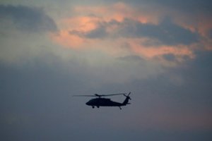 Pietų Afganistane kariuomenės sraigtasparniui smogta raketa, sužeisti keturi įgulos nariai