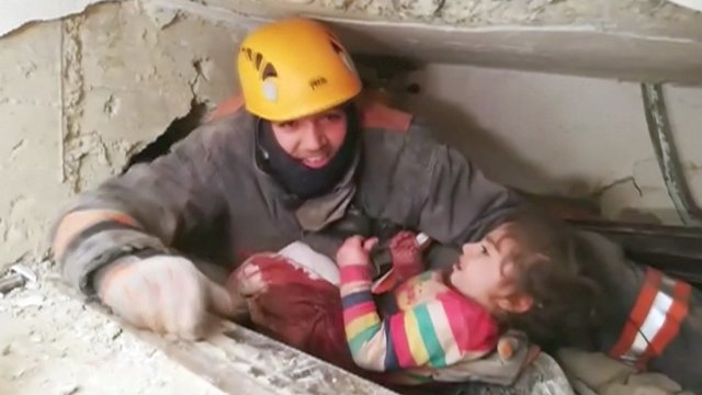 Paviešintas momentas, kai namo griuvėsiuose gelbėtojai rado gyvą mergaitę