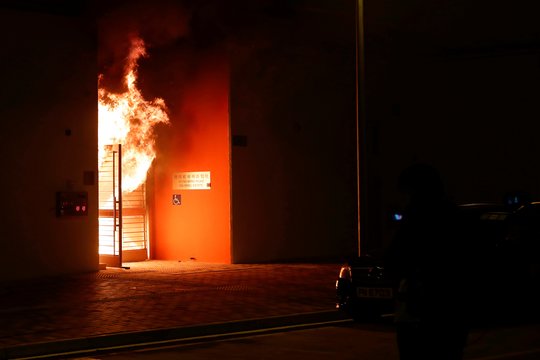 Siūlomas Honkongo karantino kompleksas per protestą apmėtytas padegamosiomis bombomis
