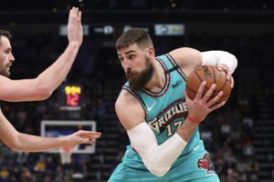 Pergalingose „Grizzlies“ rungtynėse – K. Bryanto pagerbimas ir neprametęs J. Valančiūnas