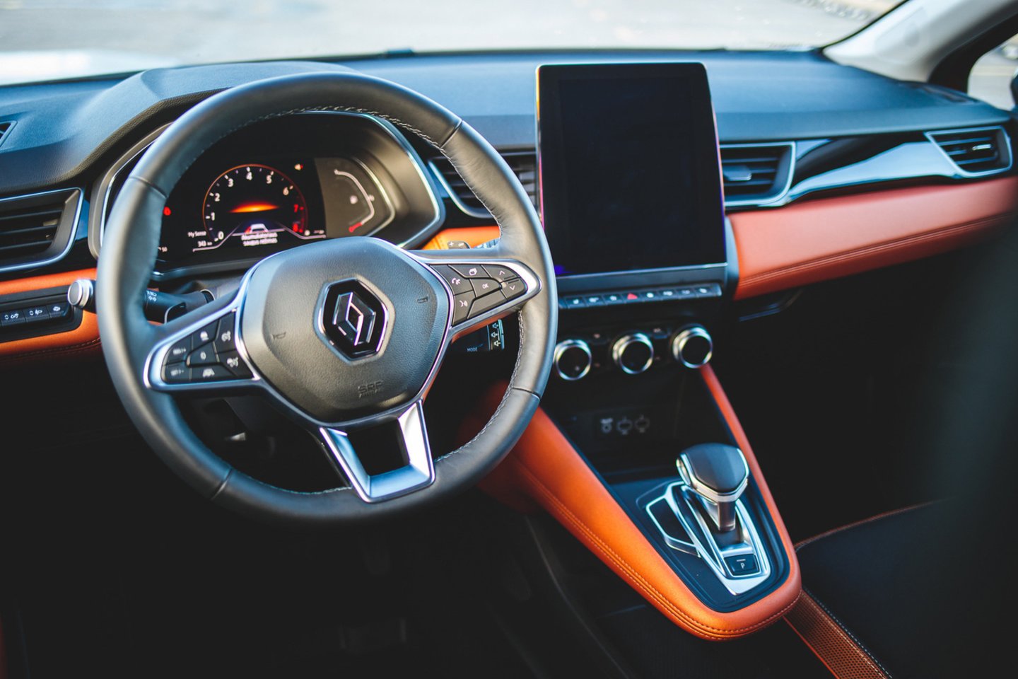 Naujas antros kartos vienas populiariausių miesto visureigių Europoje „Renault Captur“ jau atvyko į Lietuvą.<br> Gamintojų nuotr.