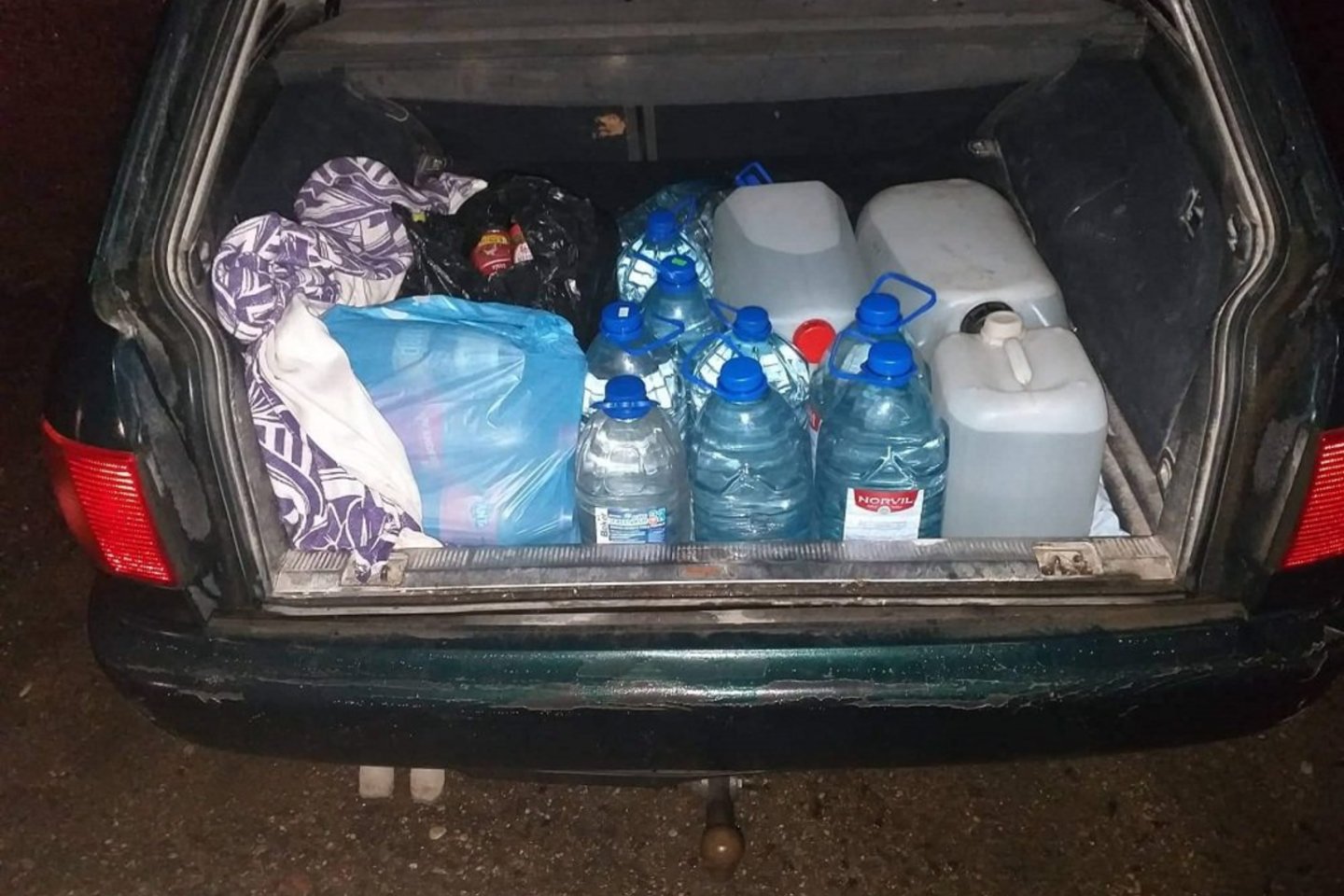 Bagažinėje pasieniečiai aptiko naminę degtinę.