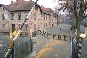 Buvę Aušvico kaliniai sugrįžta į stovyklą paminėti 75-ųjų išvadavimo metinių